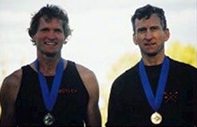 Peter en Dick na het winnen van de heren twee in de categorie 50-55 jaar op het FISA World Rowing Championship, in september 2001.